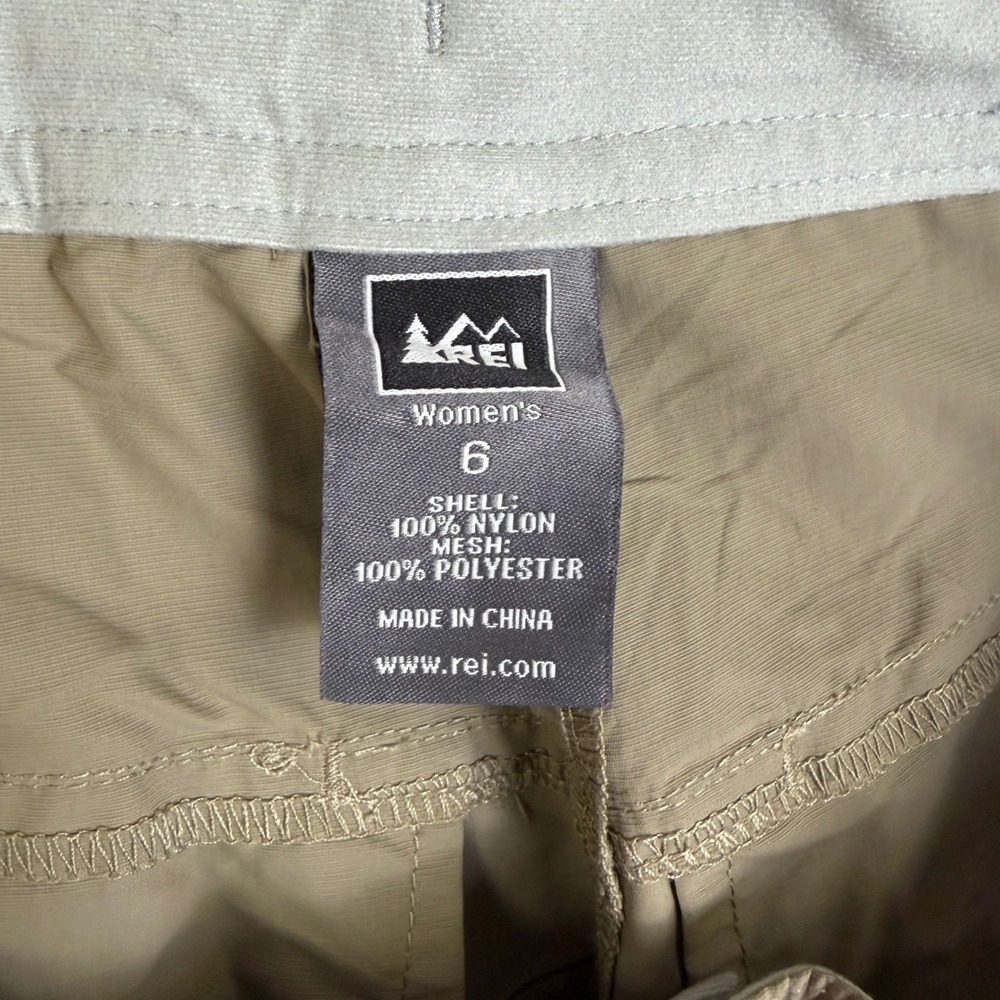 REI Sahara Cargo Shorts Womens 6 Khaki Tan Hiking Outdoor Nylon Gorp Travel - Picture 6 of 8